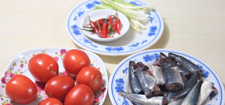 Nguyên liệu món ăn 2 cách: cá mòi kho cà và cá mòi kho dưa chua