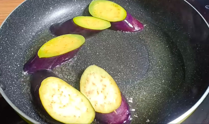 Bước 2 Chiên cà tím Cà tím kho tiêu chay