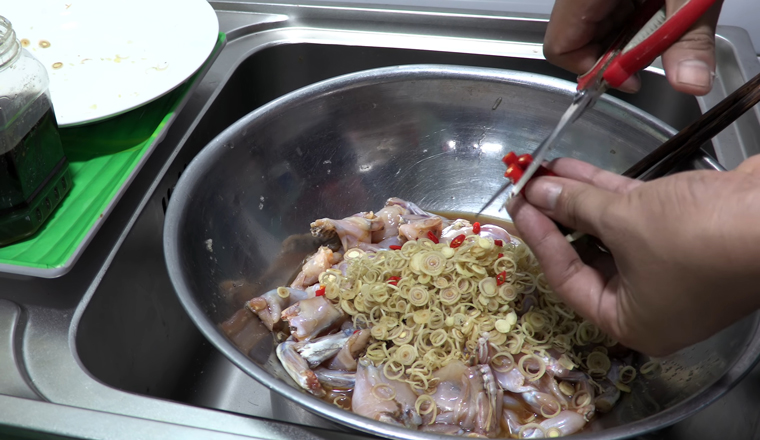 Bước 2 Ướp ếch Ếch kho sả ớt
