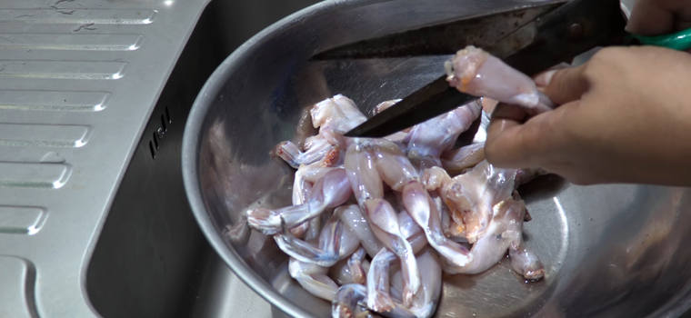 Bước 1 Sơ chế nguyên liệu Ếch kho sả ớt
