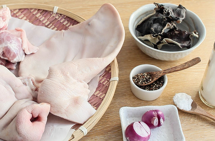 Bước 1 Sơ chế các nguyên liệu Giò thủ kiểu Bắc
