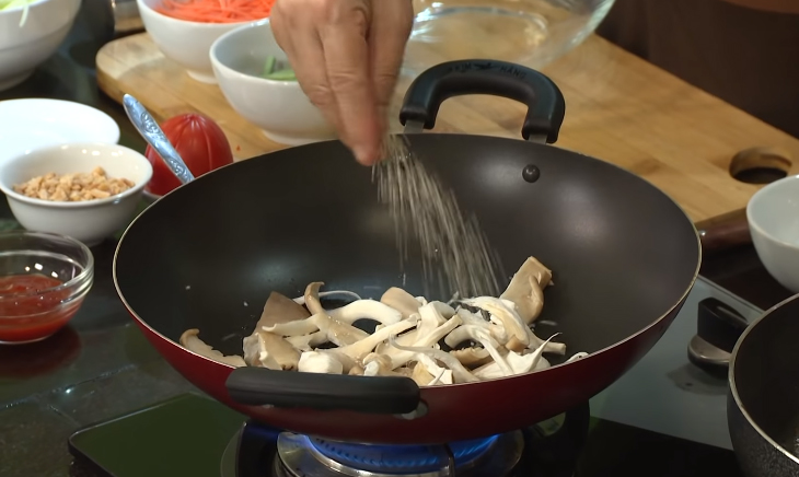 Bước 3 Chiên, rang nấm Gỏi đu đủ Thái chay