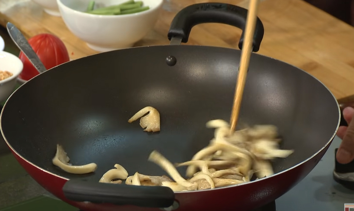 Bước 3 Chiên, rang nấm Gỏi đu đủ Thái chay