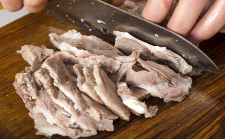Bước 1 Sơ chế nguyên liệu Gỏi lưỡi heo trộn hành tây