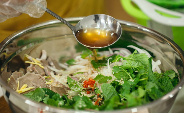 Bước 3 Trộn gỏi Gỏi lưỡi heo trộn hành tây