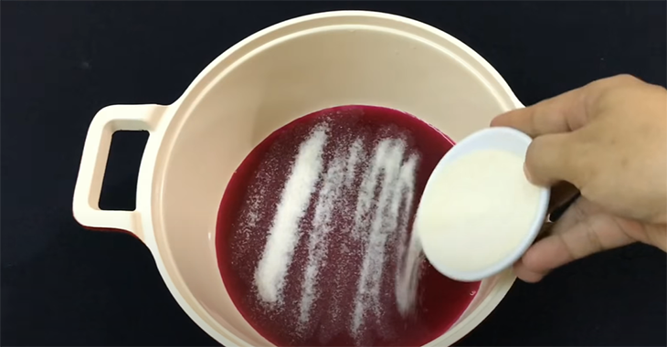 Bước 2 Nấu nước ép trái cây với Gelatin Kẹo dẻo trái cây