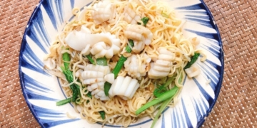 2 cach lam mi xao muc ngon mieng de lam don gian dam da huong avt 1200x676 1
