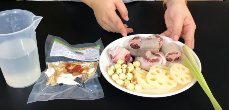 Bước 1 Sơ chế nguyên liệu Đuôi bò hầm thuốc bắc
