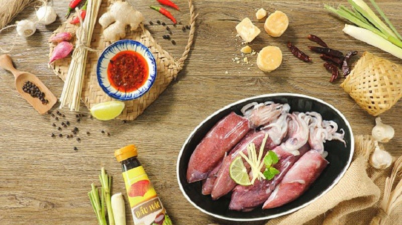 Nguyên liệu món ăn mực nướng với sa tế, muối ớt