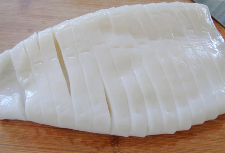 Bước 1 Sơ chế mực Mực nướng muối ớt