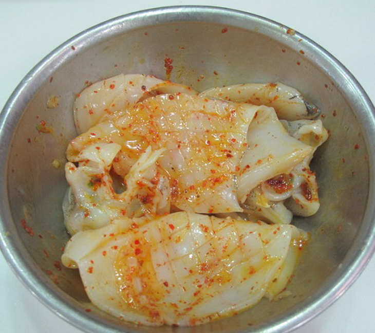 Bước 3 Ướp mực Mực nướng muối ớt