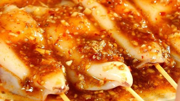 Bước 2 Ướp mực Mực nướng sa tế ngon với sốt ướp chuẩn