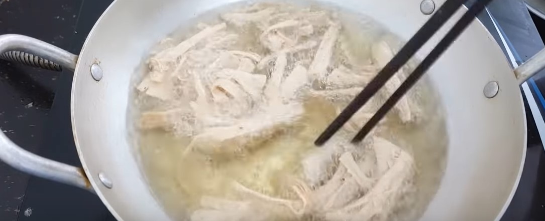 Bước 2 Tiến hành chiên sườn non Sườn non chay chiên giòn