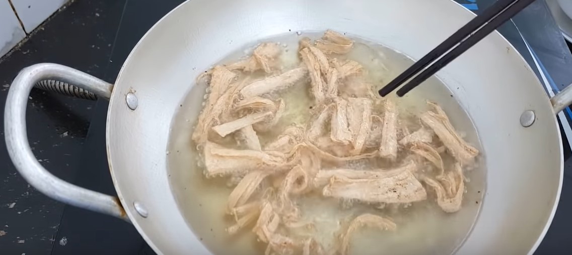 Bước 2 Tiến hành chiên sườn non Sườn non chay chiên giòn