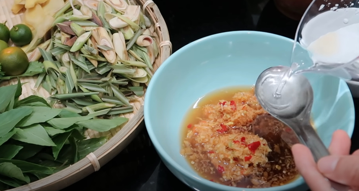Bước 3 Pha nước sốt Ốc bươu, ốc lác hấp Thái