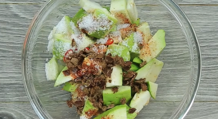 Bước 2 Lắc ổi Ổi lắc xí muội