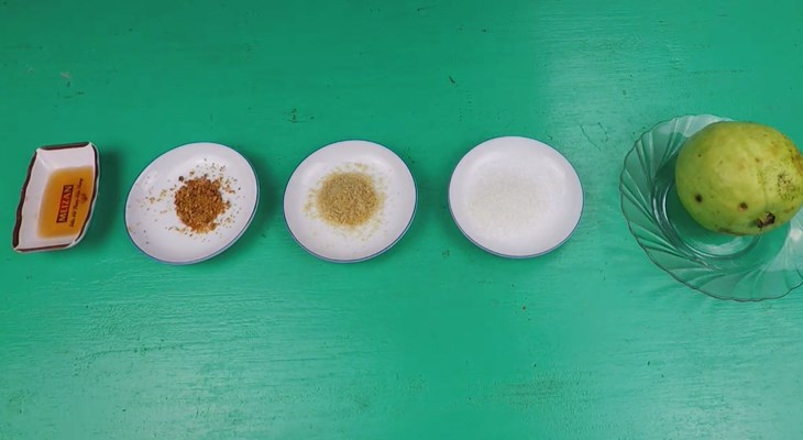 Nguyên liệu món ăn ổi lắc xí muội và ổi lắc mắm ớt