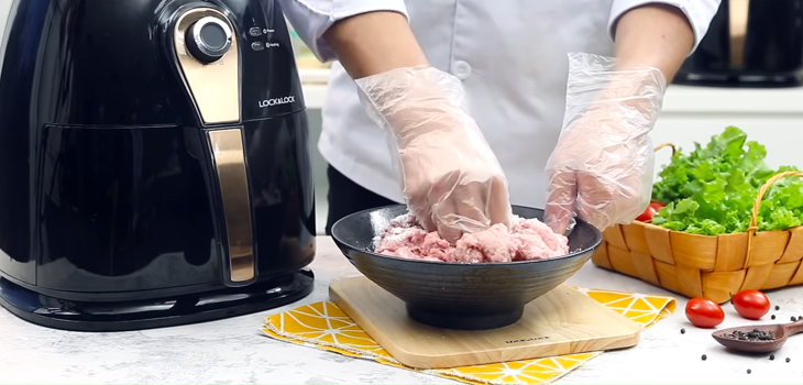 Bước 1 Sơ chế nguyên liệu và ướp thịt heo Xúc xích nướng bằng nồi chiên không dầu