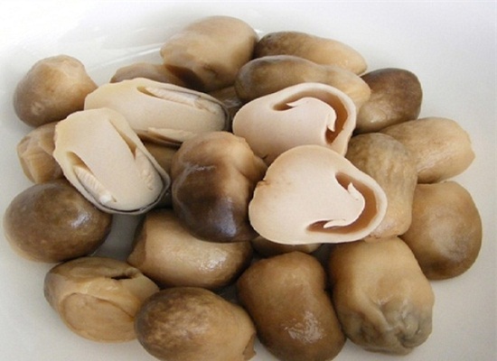 Bước 1 Sơ chế nguyên liệu Canh nấm rơm bí đỏ