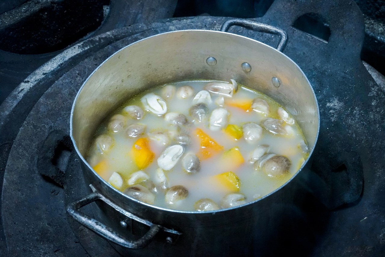 Bước 2 Nấu canh Canh nấm rơm bí đỏ