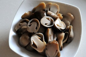 Bước 1 Sơ chế nguyên liệu Canh nấm rơm nấu mướp