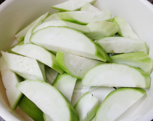 Bước 1 Sơ chế nguyên liệu Canh nấm rơm nấu mướp