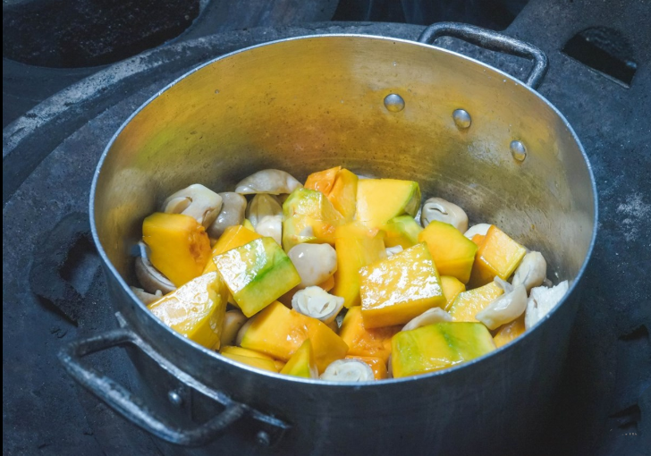 Bước 2 Nấu canh Canh nấm rơm bí đỏ