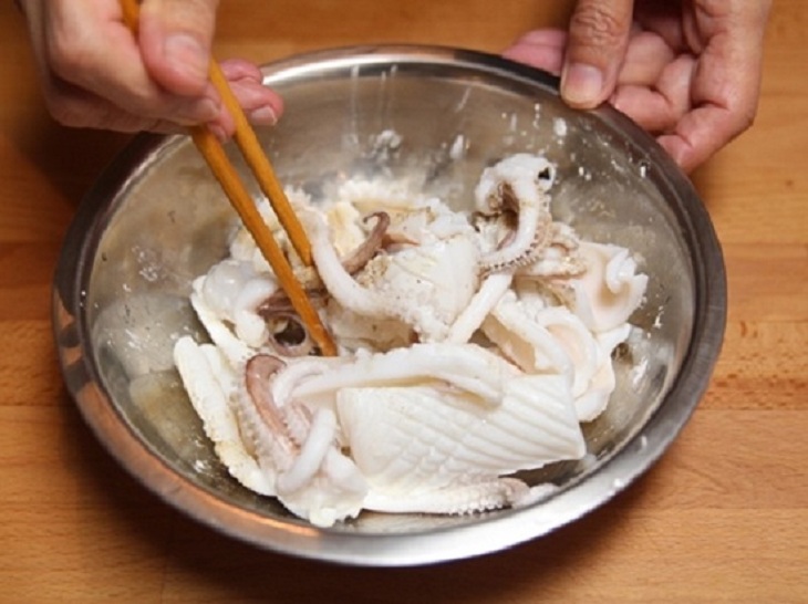 Bước 2 ướp và xào mực tươi Cháo mực tươi