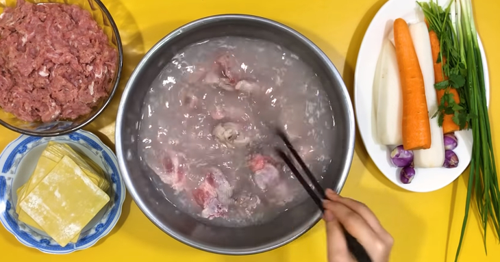 Bước 1 Sơ chế xương heo và hầm xương Mì hoành thánh xương heo