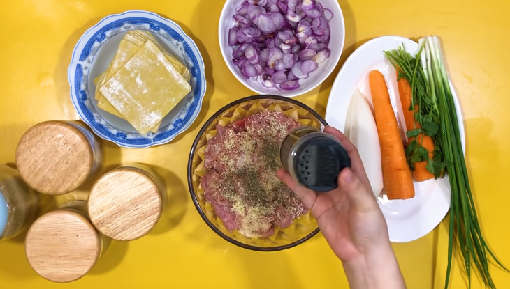 Bước 2 Sơ chế các nguyên liệu khác Mì hoành thánh xương heo