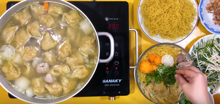 Bước 4 Nấu nước dùng Mì hoành thánh xương heo