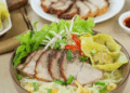 2 cách nấu mì hoành thánh xương heo và xá xíu thơm ngon cho bữa sáng 21 2 cach nau mi hoanh thanh sieu ngon dam da cho bua sang 760x367 1