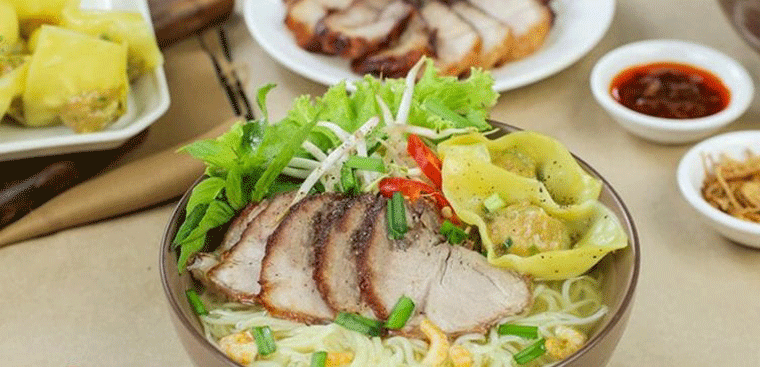 2 cách nấu mì hoành thánh xương heo và xá xíu thơm ngon cho bữa sáng 24 2 cach nau mi hoanh thanh sieu ngon dam da cho bua sang 760x367 1