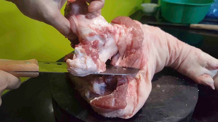 Bước 1 Sơ chế chân giò Chân giò nướng giấy bạc