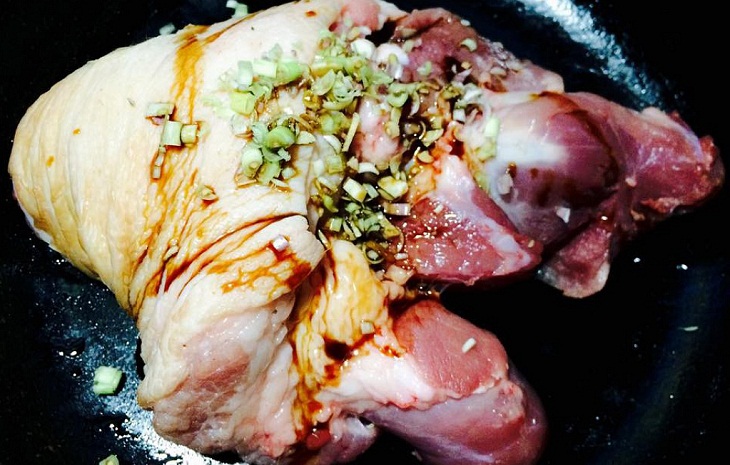 Bước 2 Ướp chân giò Chân giò nướng giấy bạc