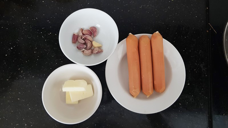 Nguyên liệu món ăn xúc xích chiên bơ tỏi
