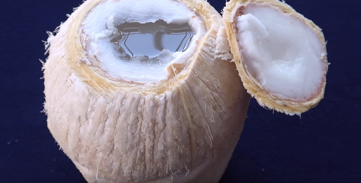 Bước 3 Sơ chế dừa tươi Tôm hấp nước dừa