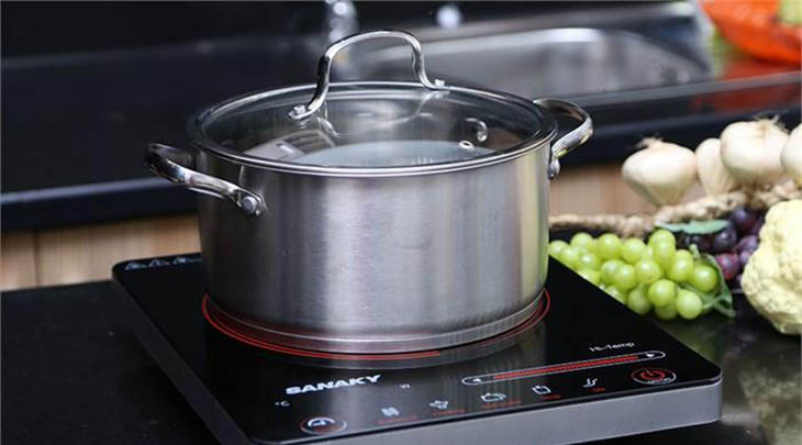 Bước 2 Đun nước sôi Dưa leo (dưa chuột) muối mặn nguyên quả