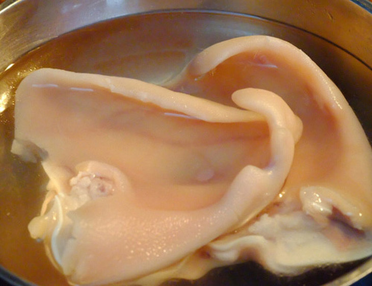 Bước 1 Luộc tai heo Lỗ tai heo ngâm giấm