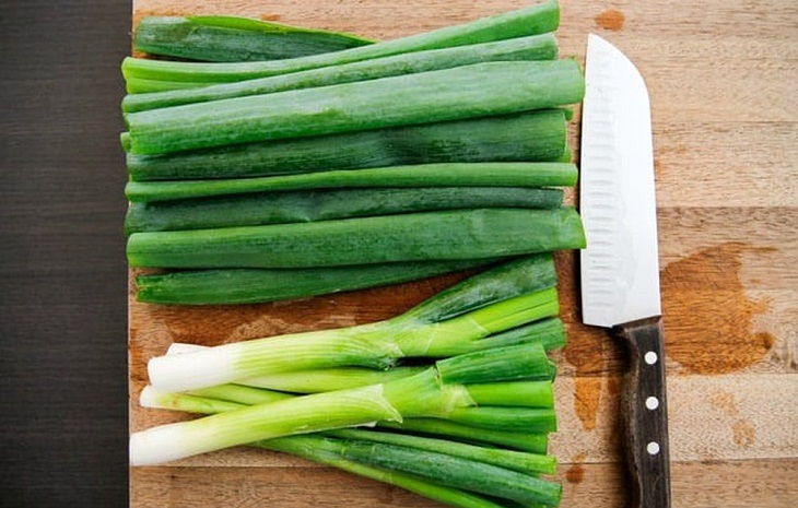 Bước 1 Sơ chế nguyên liệu Bò cuộn hành nướng
