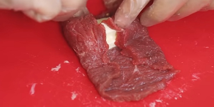 Bước 2 Ướp thị bò và cuộn thịt với phô mai Bò nướng cuộn phô mai