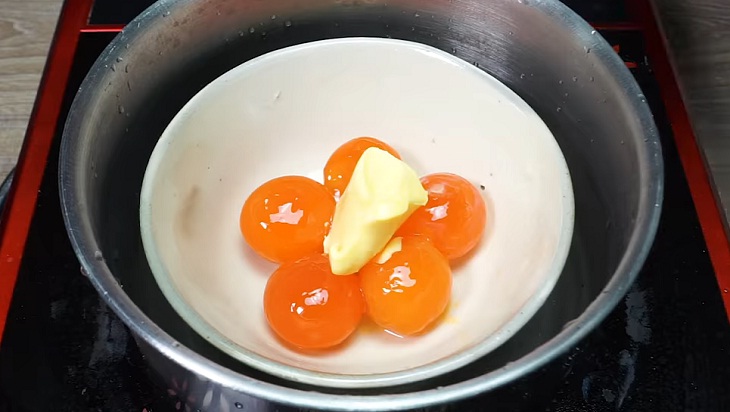 Bước 2 Làm nước sốt trứng muối Bò nướng sốt trứng muối