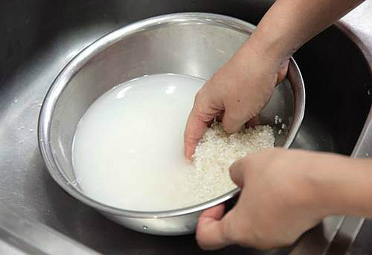 Bước 1 Sơ chế nguyên liệu Cháo đậu đỏ tôm tươi