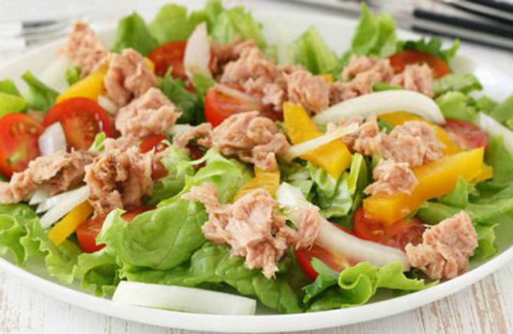 Bước 3 Trộn salad Salad cá ngừ ngâm dầu với trứng luộc