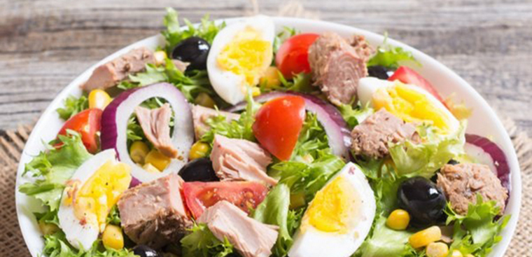 3 công thức làm salad cá ngừ đơn giản, nhanh gọn và giàu dinh dưỡng 20 3 cong thuc lam salad ca ngu cuc don gian giau dinh duong lam nhanh 760x367 1