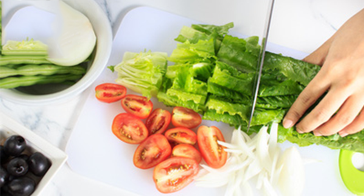 Bước 2 Sơ chế xà lách và ớt Salad cá ngừ sống