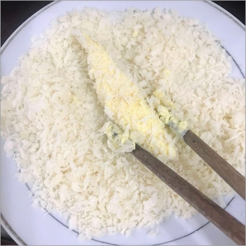 Bước 3 Lăn khoai lang với bột chiên xù Bánh khoai lang chiên xù