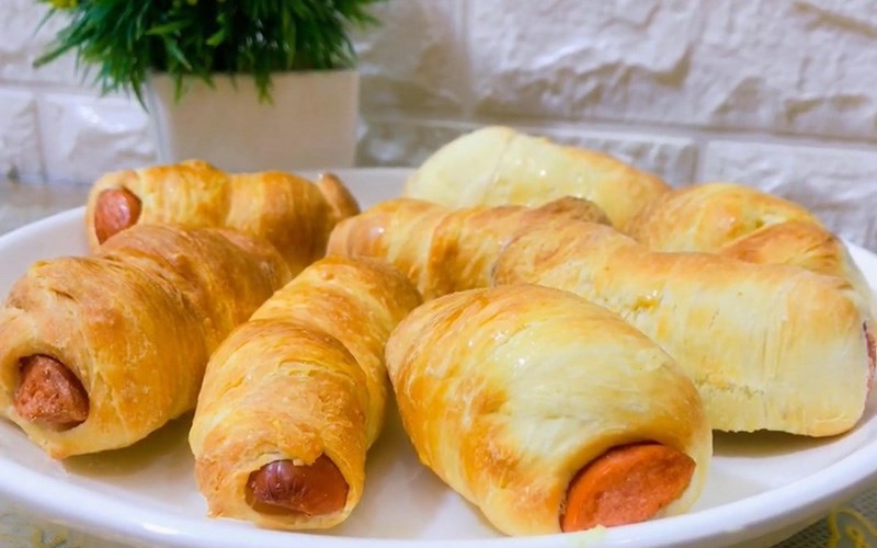 Bánh mì cuộn xúc xích bằng nồi chiên không dầu 
