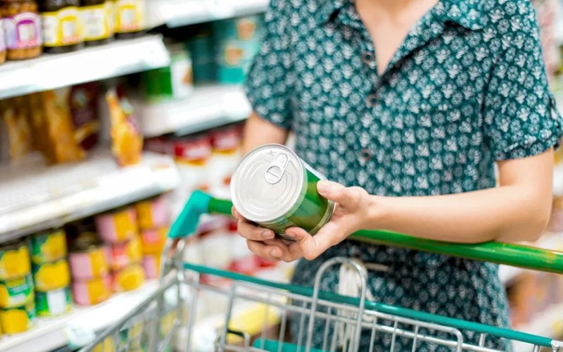 Quan sát hình dáng bên ngoài khi mua đồ hộp