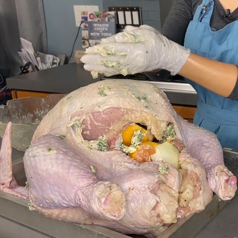 Bước 4 Nhồi gà tây Gà tây nướng nhồi bơ nguyên con